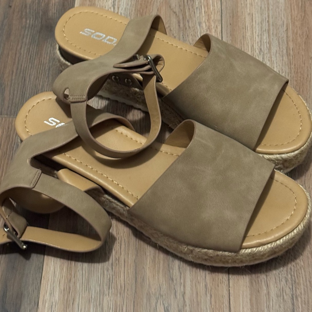 Soda Women's Tan Sandals | Size 8 but fits more like 8.5